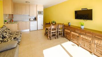 Apartment, 1 Bedroom (4 people, 5th floor, A/A, nº 25) | Private kitchen | Fridge, microwave, stovetop, coffee/tea maker