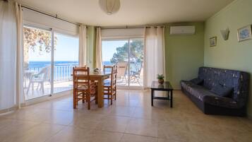 Apartment, 2 Bedrooms (6 people, 1st floor - nº 3) | Living room | Flat-screen TV