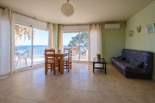 Apartamento, 2 habitaciones (6 people, 1st floor - nº 3) | Sala de estar | Una televisión de pantalla plana