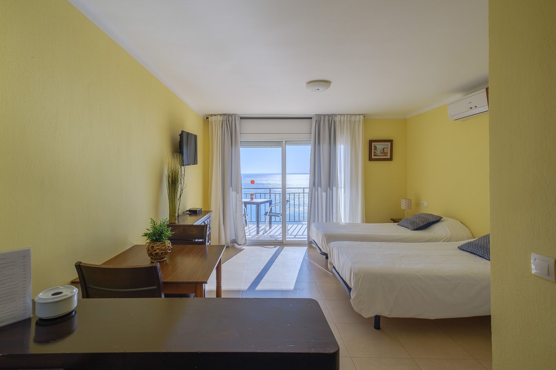 Studio (2 people, 5th floor, A/A - nº 24) | Blackout curtains, iron/ironing board, free WiFi, bed sheets