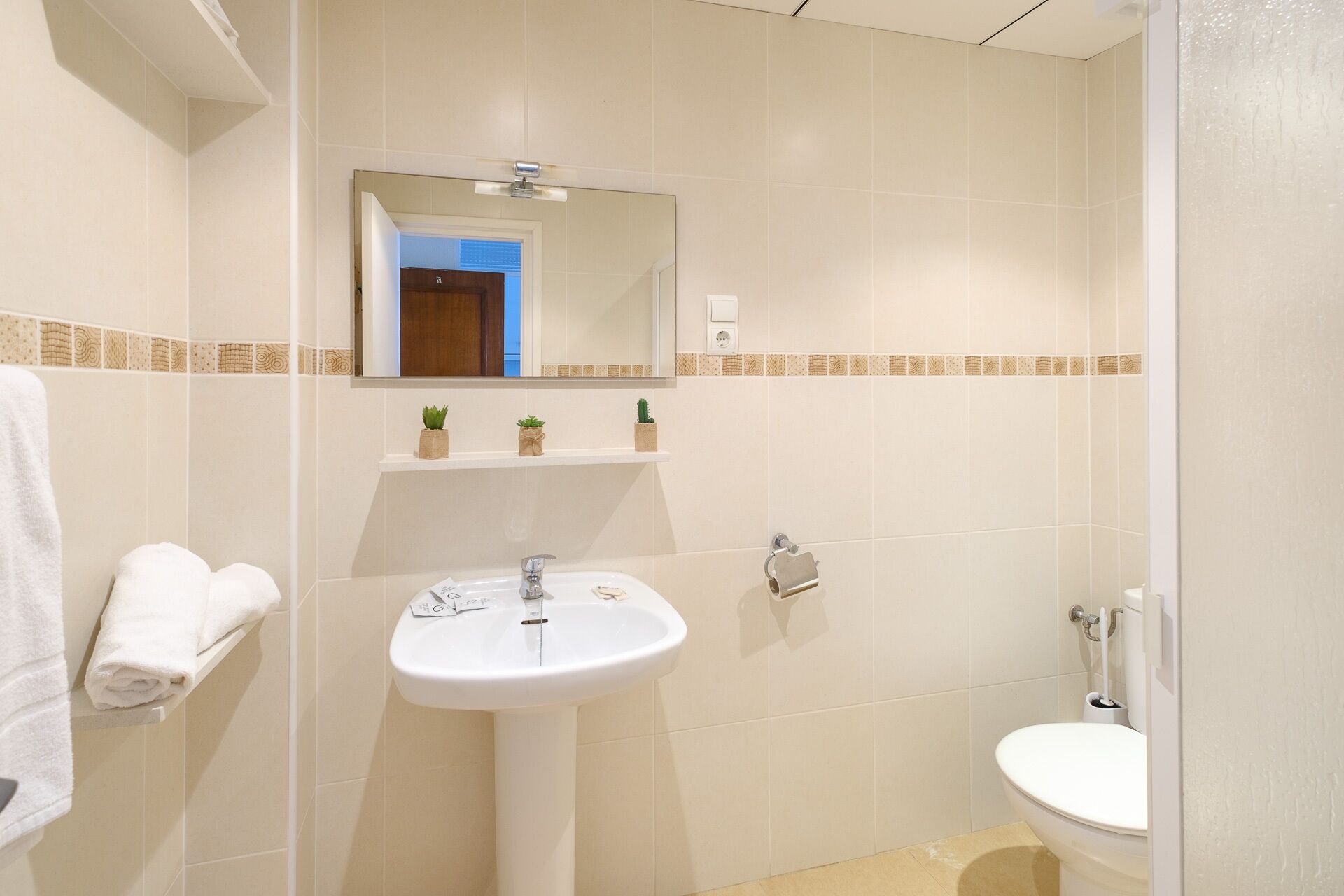 studio (2 people, 1st floor - nº 2) | bathroom | shower, free toiletries, towels