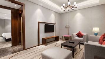 Edredón, minibar y caja de seguridad en la habitación