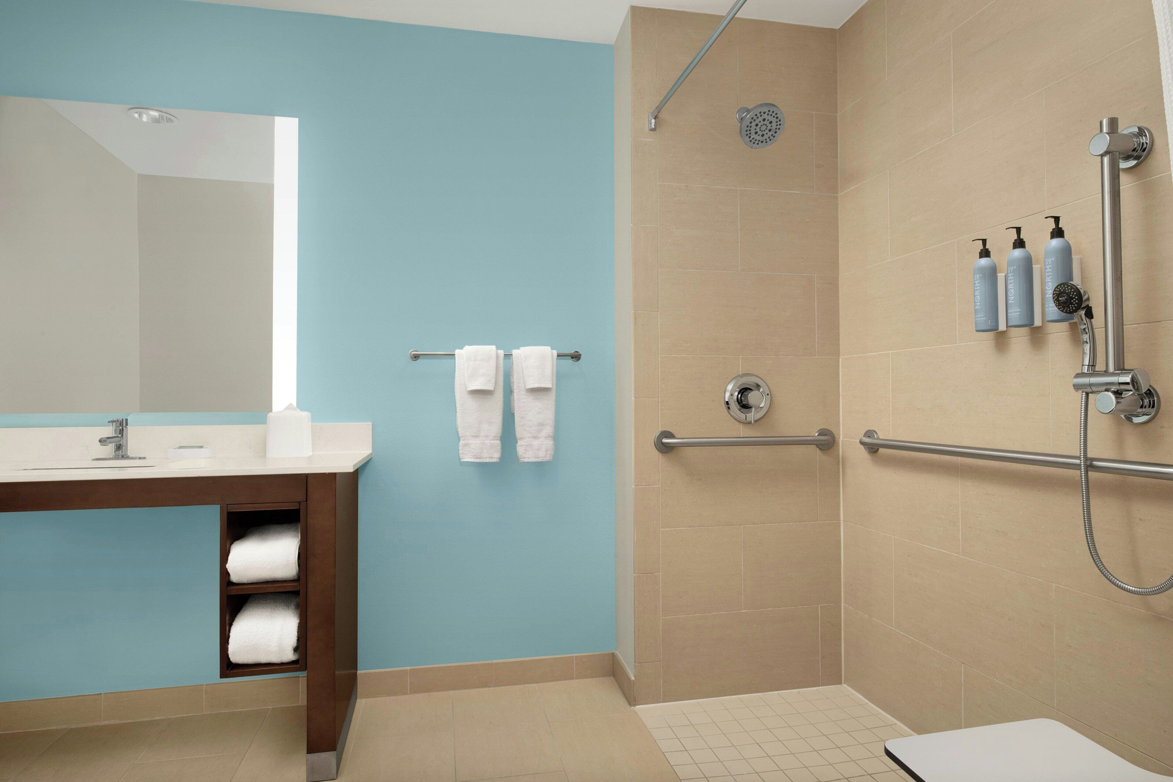 Combined shower/tub, free toiletries, hair dryer, towels