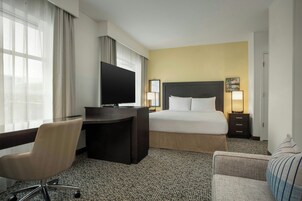 客房内保险箱、办公桌、熨斗/熨衣板、免费婴儿床