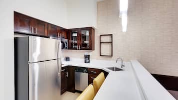 Full-size fridge, microwave, stovetop, dishwasher