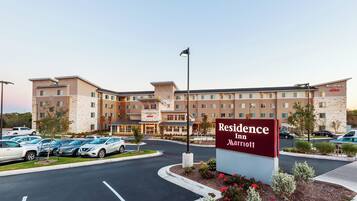 Ein mehrstöckiges Hotel mit dem Schild 'Residence Inn Marriott'.