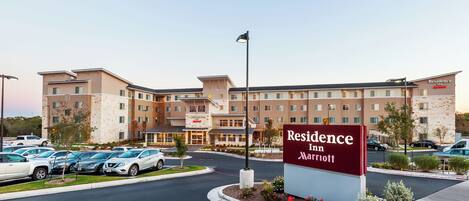 Un hotel de varios pisos con un cartel que dice 'Residence Inn Marriott'.