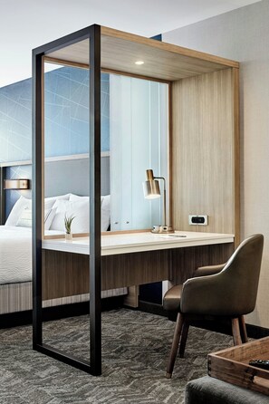 Desk, blackout curtains, iron/ironing board, free WiFi - SpringHill Suites by Marriott Cleveland Independence (Independence)
