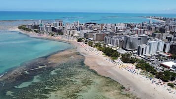Una playa cerca, arena blanca, 19 bares en la playa