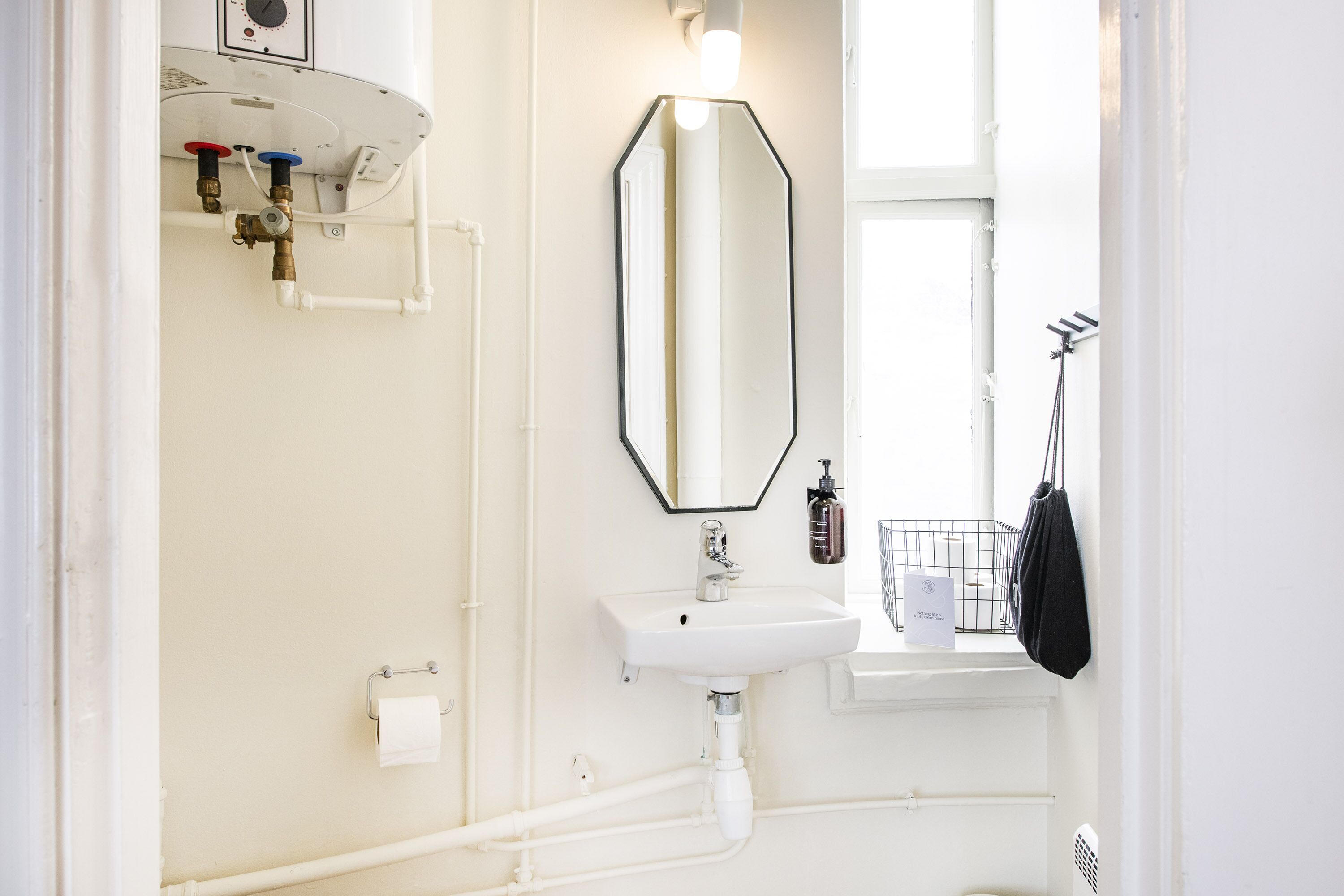 Apartamento superior, banheiro privativo (Amagertorv 33) | Banheiro | Chuveiro, secador de cabelo, toalhas de banho 