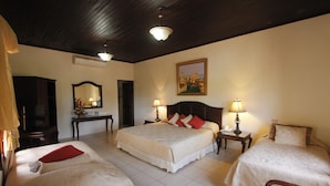 A hotel room with two beds, a wooden ceiling, a painting, and two bedside tables with lamps. - Hotel Palacio Real Granada (Granada)