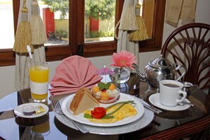 Iron/ironing board, cribs/infant beds, rollaway beds, free WiFi - Hotel Palacio Real Granada (Granada)