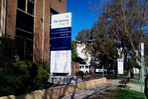 A hospital sign with directions to the main entrance and carpark. - SmartStay Melbourne (Windsor)