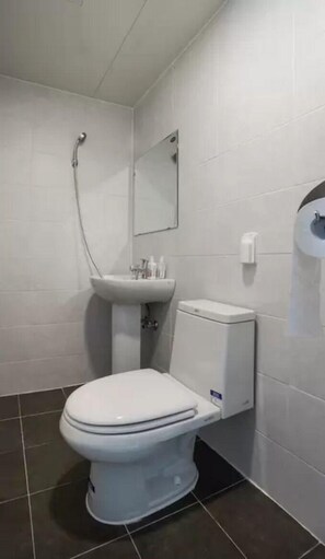 Habitación con 2 camas individuales | Baño | Regadera, secadora de cabello, toallas, jabón 