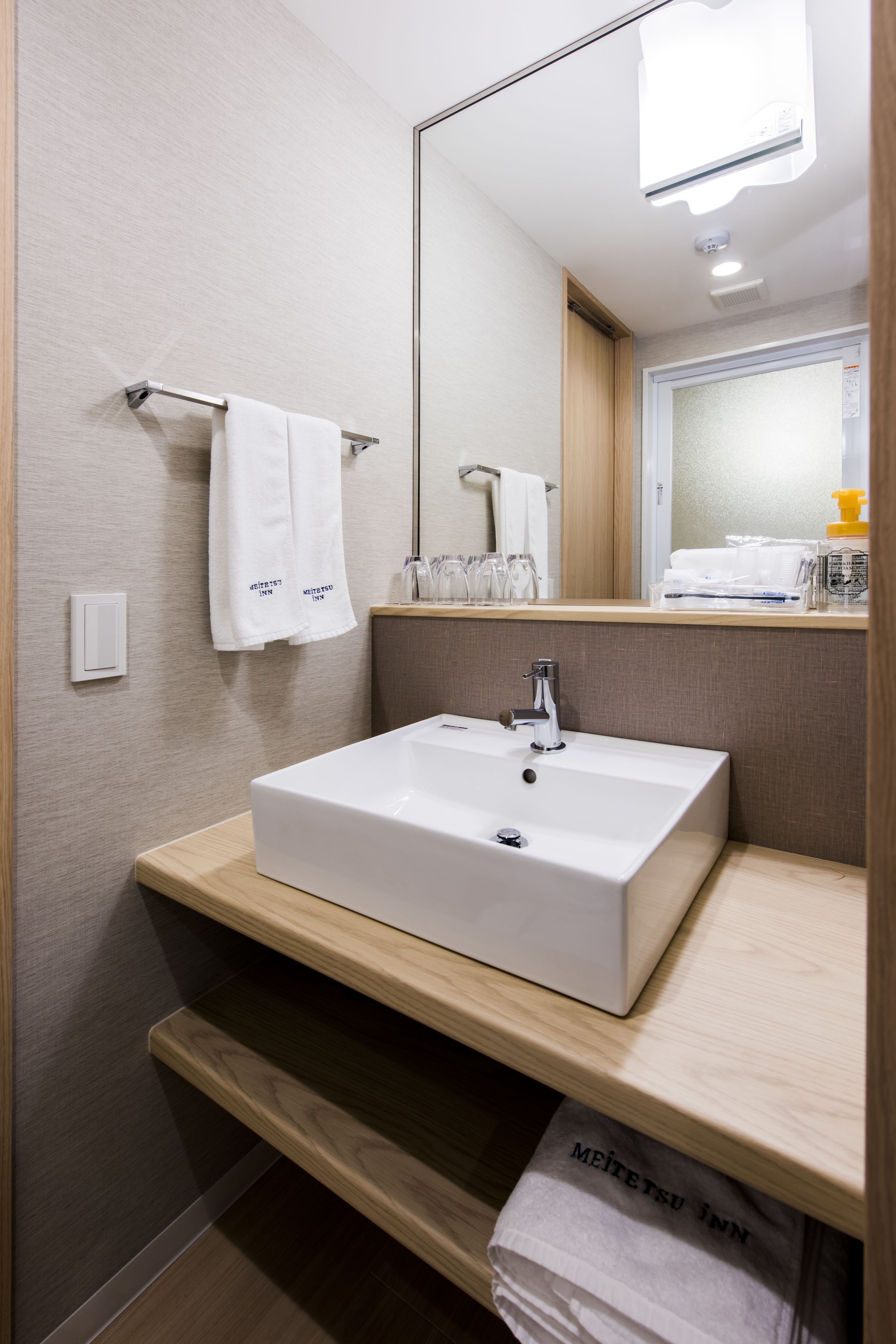 combined shower/bathtub, free toiletries, hair dryer, slippers