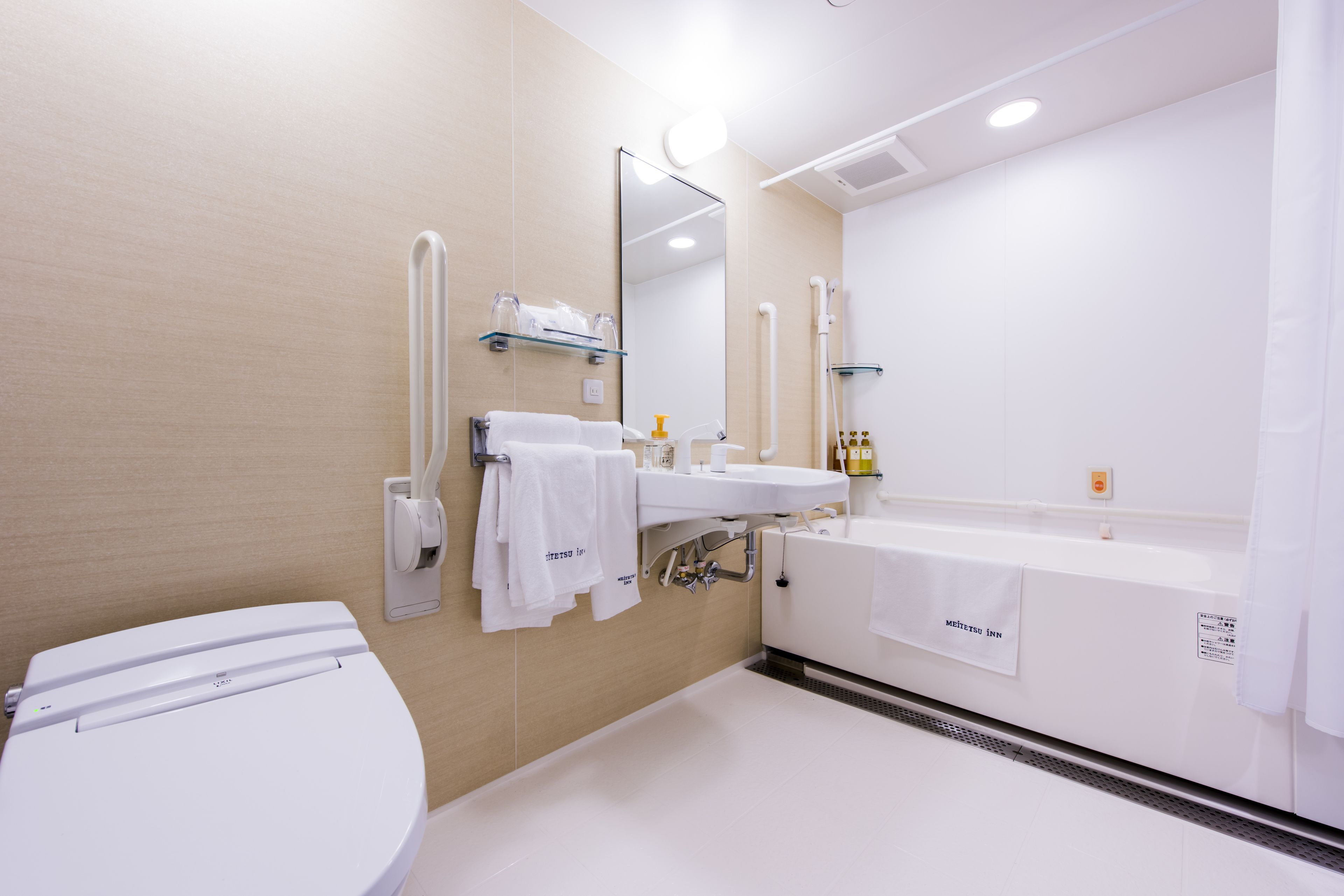 [non-smoking] universal double room | bathroom | combined shower/bathtub, free toiletries, hair dryer, slippers