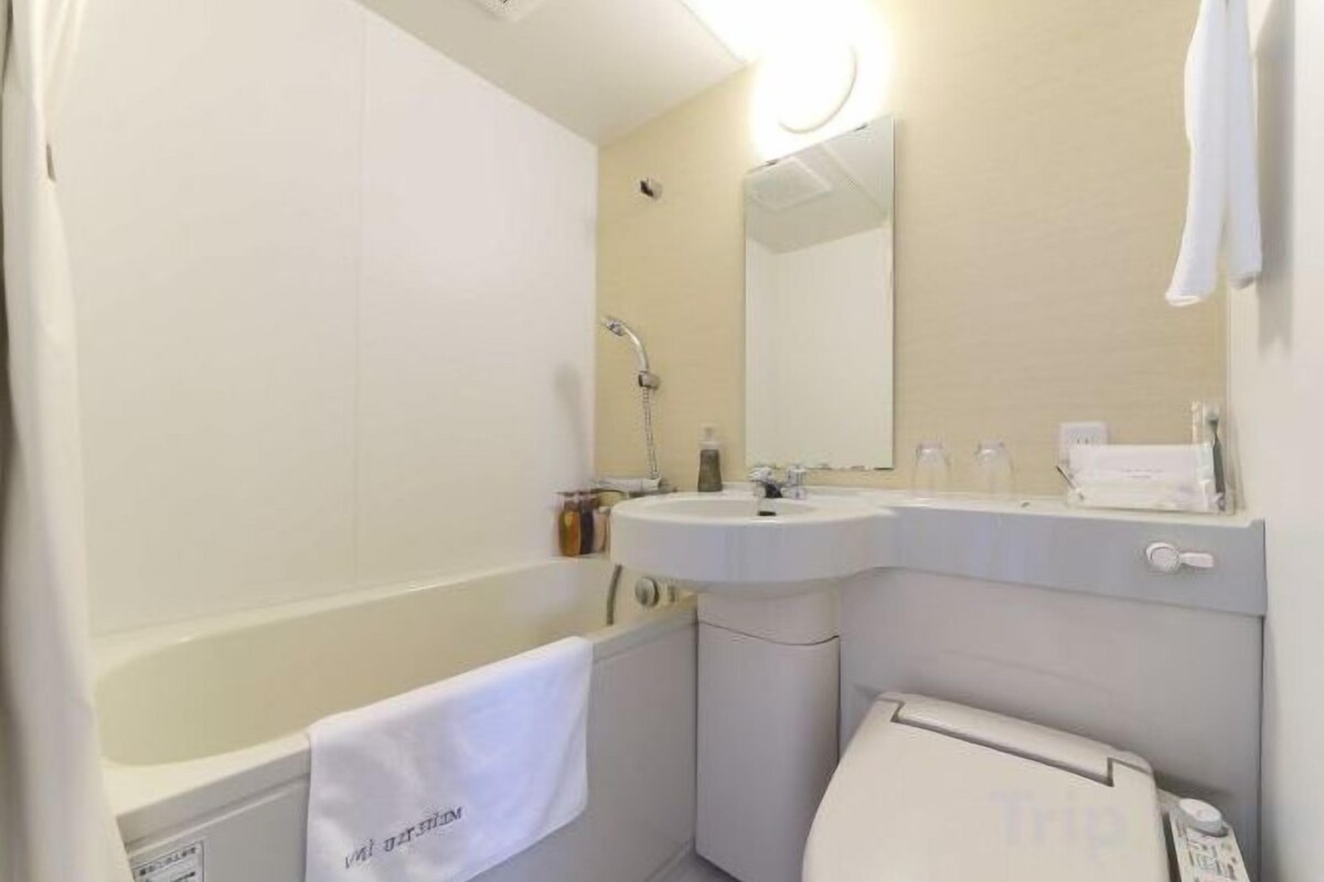 Badezimmer | Duschwanne, kostenlose Toilettenartikel, Haartrockner, Hausschuhe