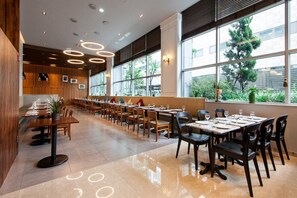 Frühstück und Mittagessen