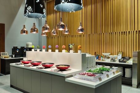 供应早餐和午餐