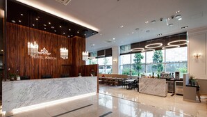 A hotel atrium with a reception desk, seating area, and large windows. - Hotel Atrium Seoul Jongno (Seoul)