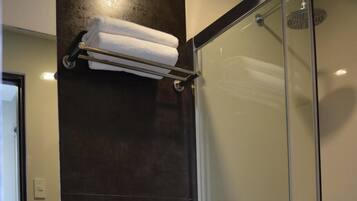 Shower, free toiletries, bidet, towels