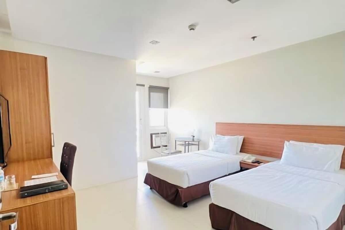 Desk, soundproofing, free WiFi, bed sheets