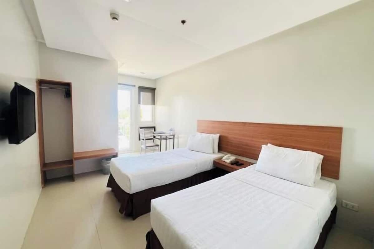 Desk, soundproofing, free WiFi, bed sheets