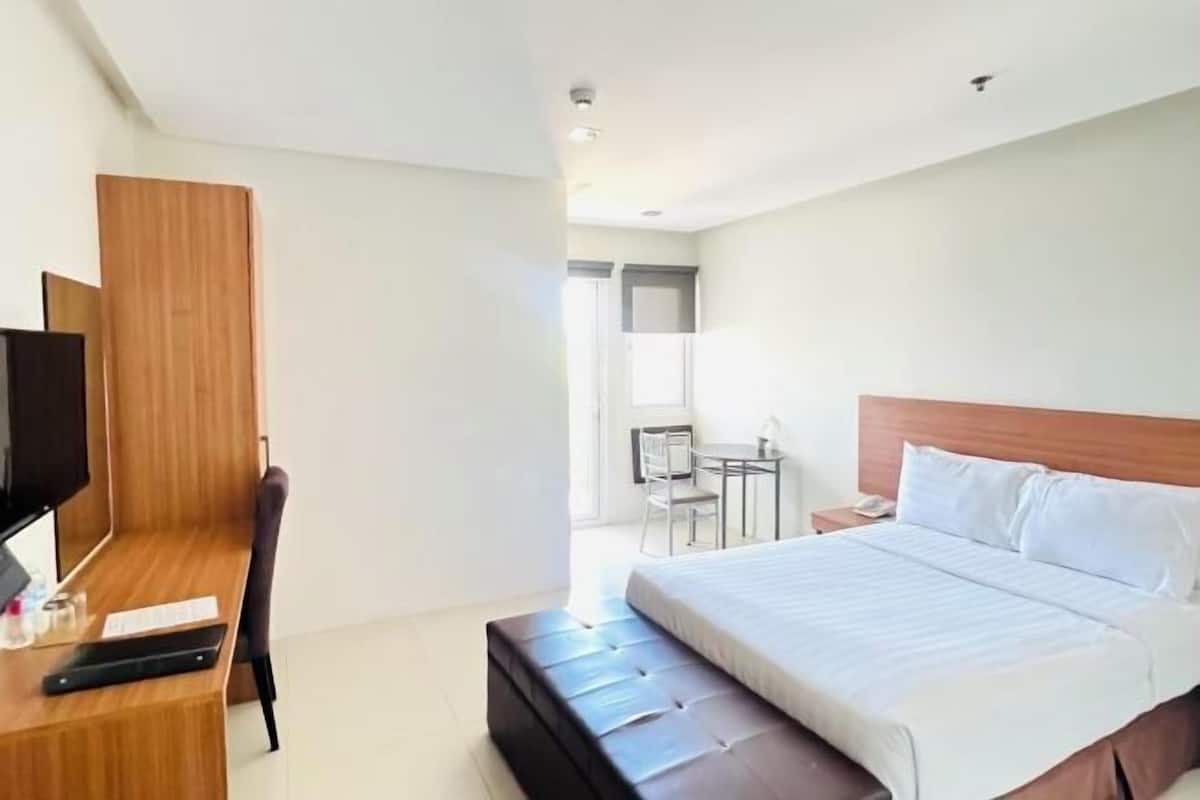 書桌、隔音、免費無線上網、床單