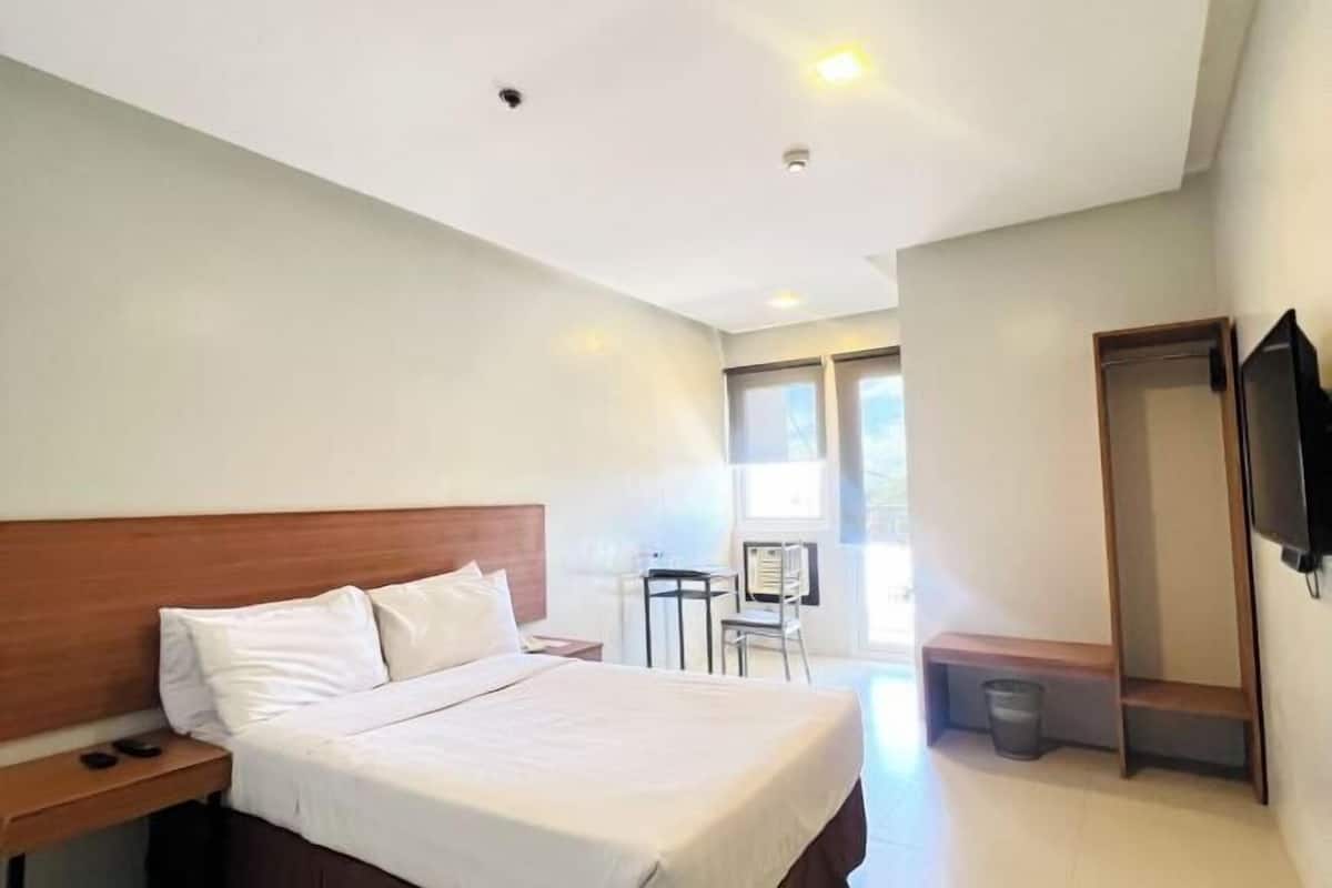 Desk, soundproofing, free WiFi, bed sheets