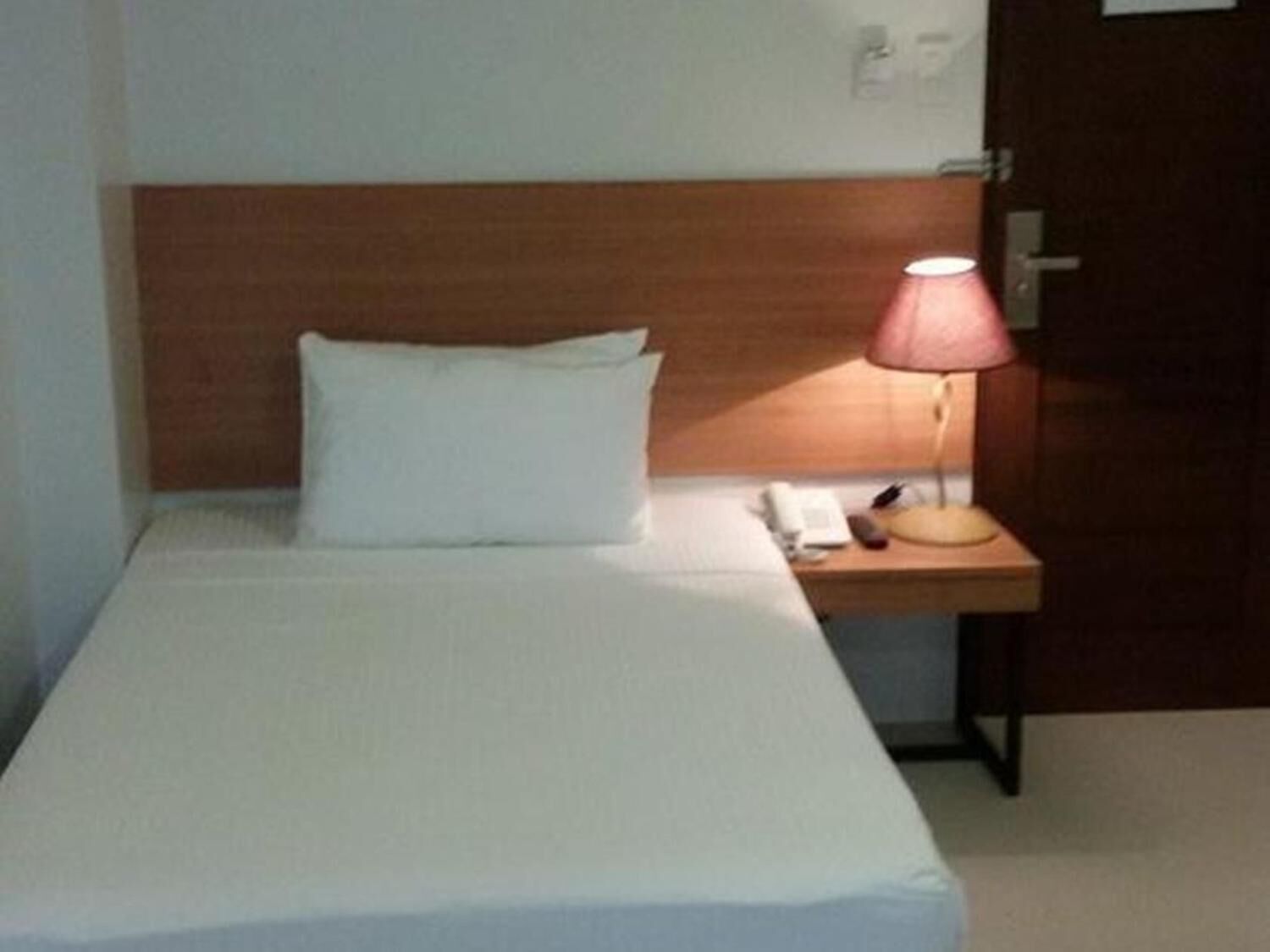 desk, soundproofing, free wifi, bed sheets