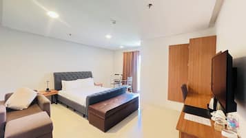 Desk, soundproofing, free WiFi, bed sheets