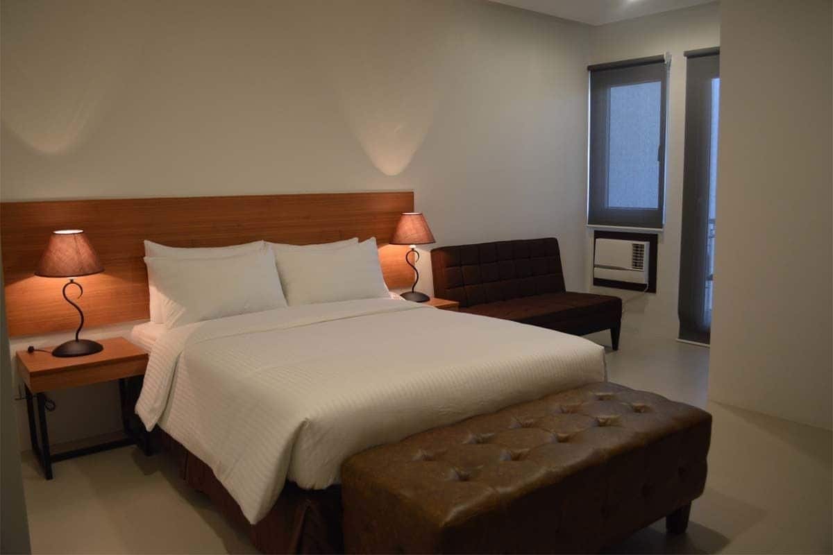 Desk, soundproofing, free WiFi, bed sheets