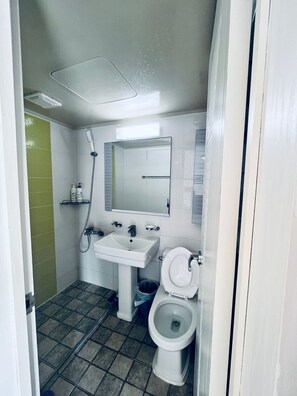 Shower, hair dryer, towels - Mega Resort (Jeju City)