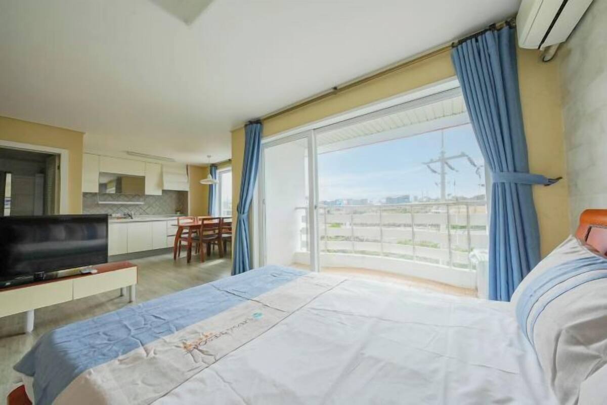 WiFi (free), bed sheets