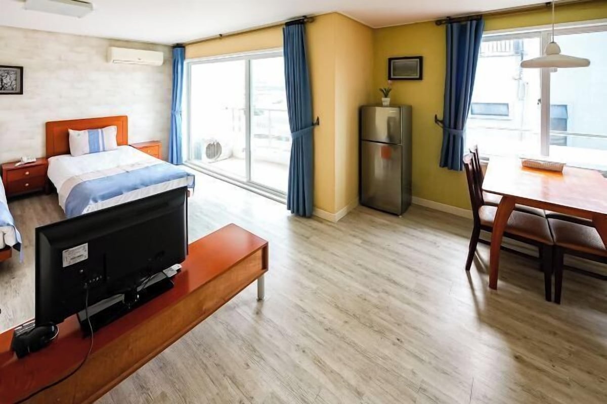 WiFi (free), bed sheets
