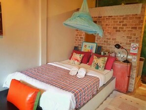 Desk, rollaway beds, free WiFi - Artist Place Trat (Trat)