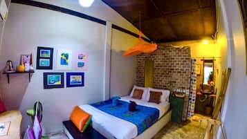 Desk, rollaway beds, free WiFi