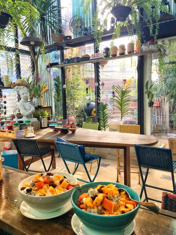 Breakfast, lunch, dinner served; Thai cuisine - Artist Place Trat (Trat)