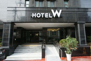 Property entrance - Hotel W Shinjeju (Jeju City)