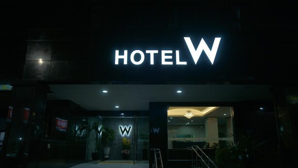 Ein Hotel Eingang mit einem gut sichtbaren 'HOTEL W' Schild.