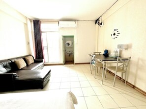 Deluxe Room with Balcony | 미니바, 책상, 간이 침대, 무료 WiFi