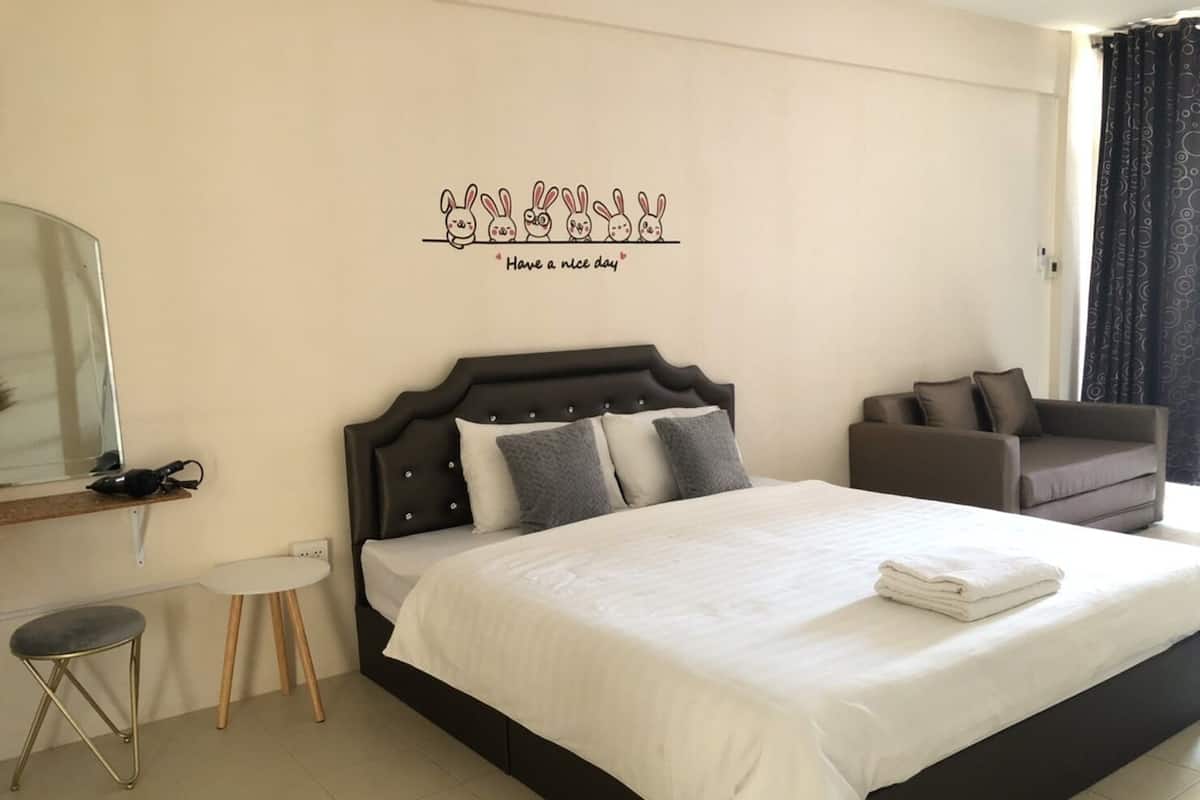 Deluxe Room with Balcony | สิ่งอำนวยความสะดวกในห้องน้ำ | ฝักบัว, ของใช้ในห้องน้ำฟรี, โถสุขภัณฑ์แบบบิเดท์, ผ้าเช็ดตัว
