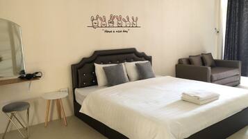 Deluxe Room with Balcony | バスルームの設備 | シャワー、バスアメニティ (無料)、ビデ、タオル