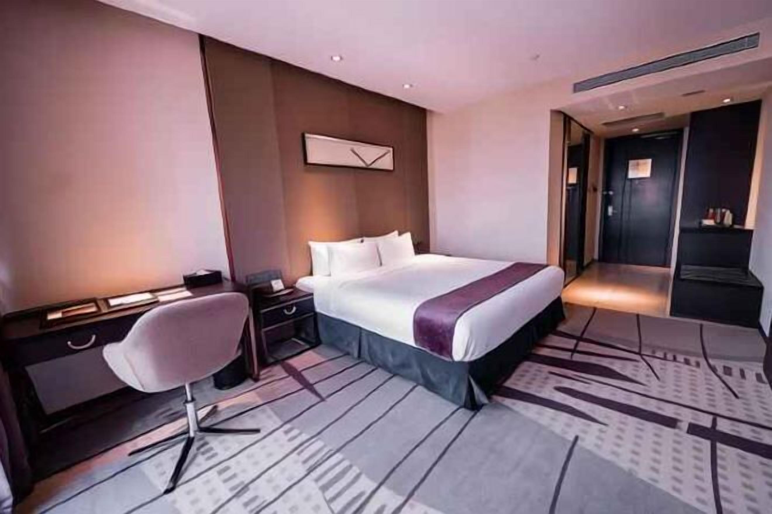 客房内保险箱、办公桌、遮光窗帘、熨斗/熨衣板