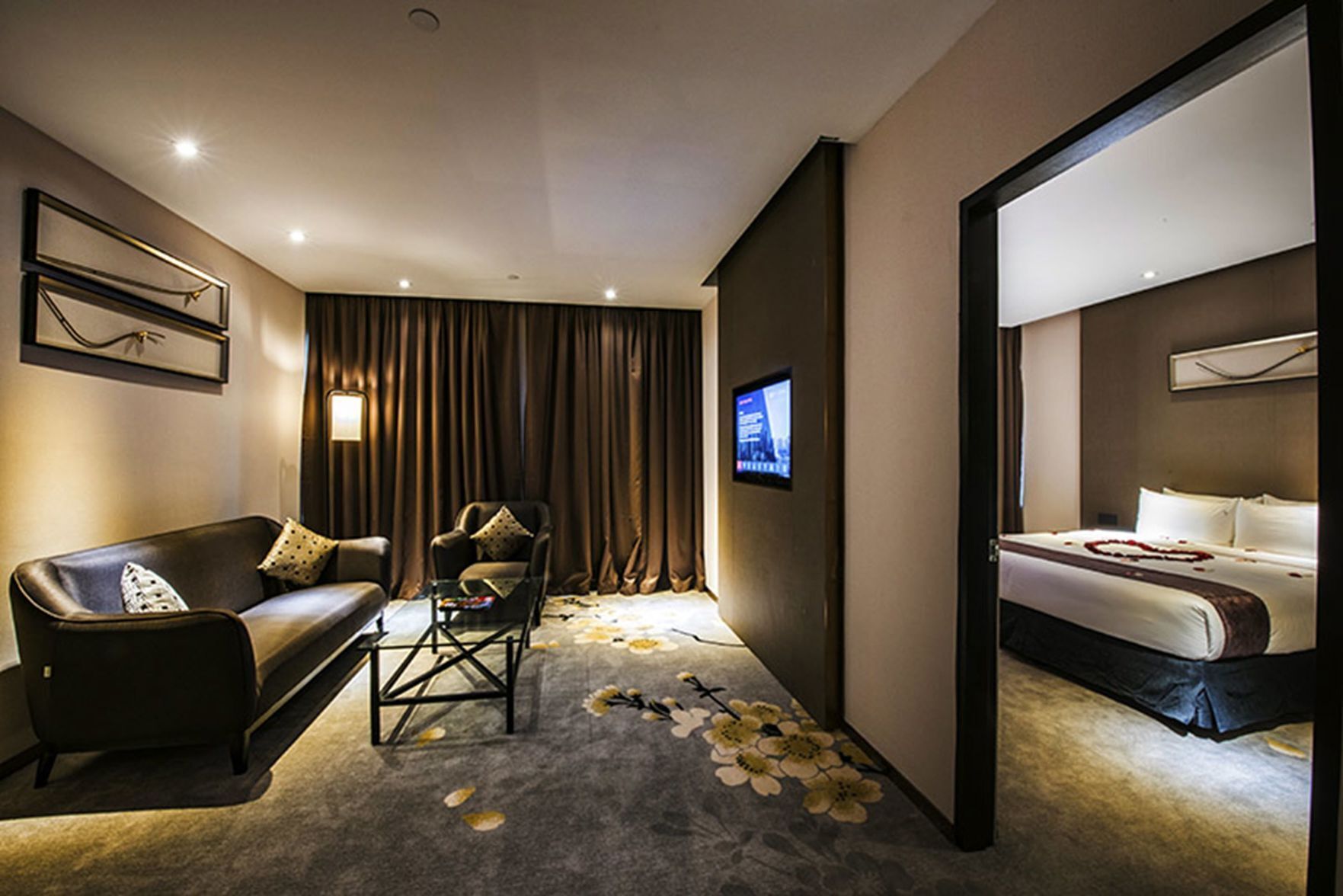 خزنة داخل الغرفة ومكتب وستائر تعتيم ومكواة/لوح كي