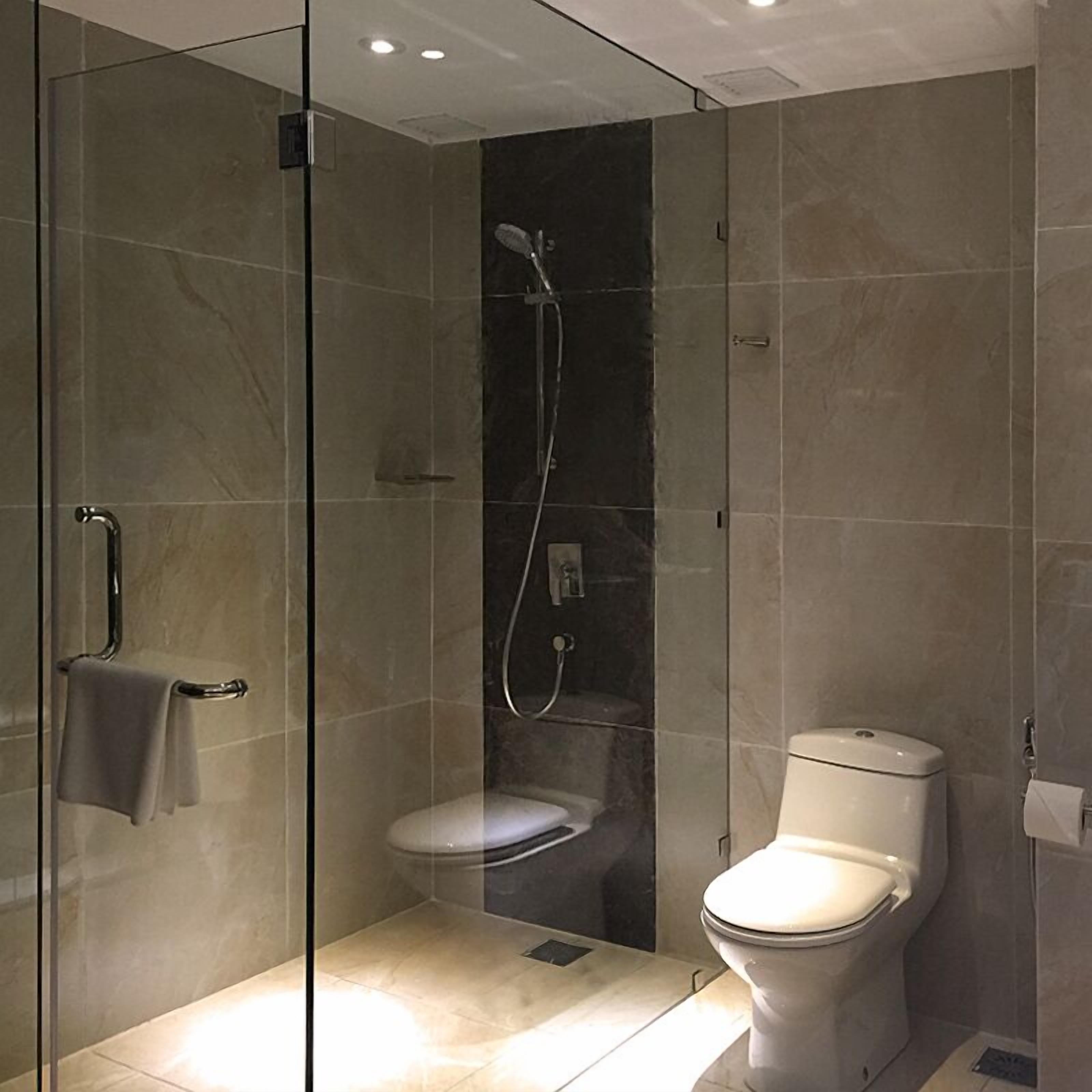executive suite | bathroom | free toiletries, hair dryer, bidet, towels