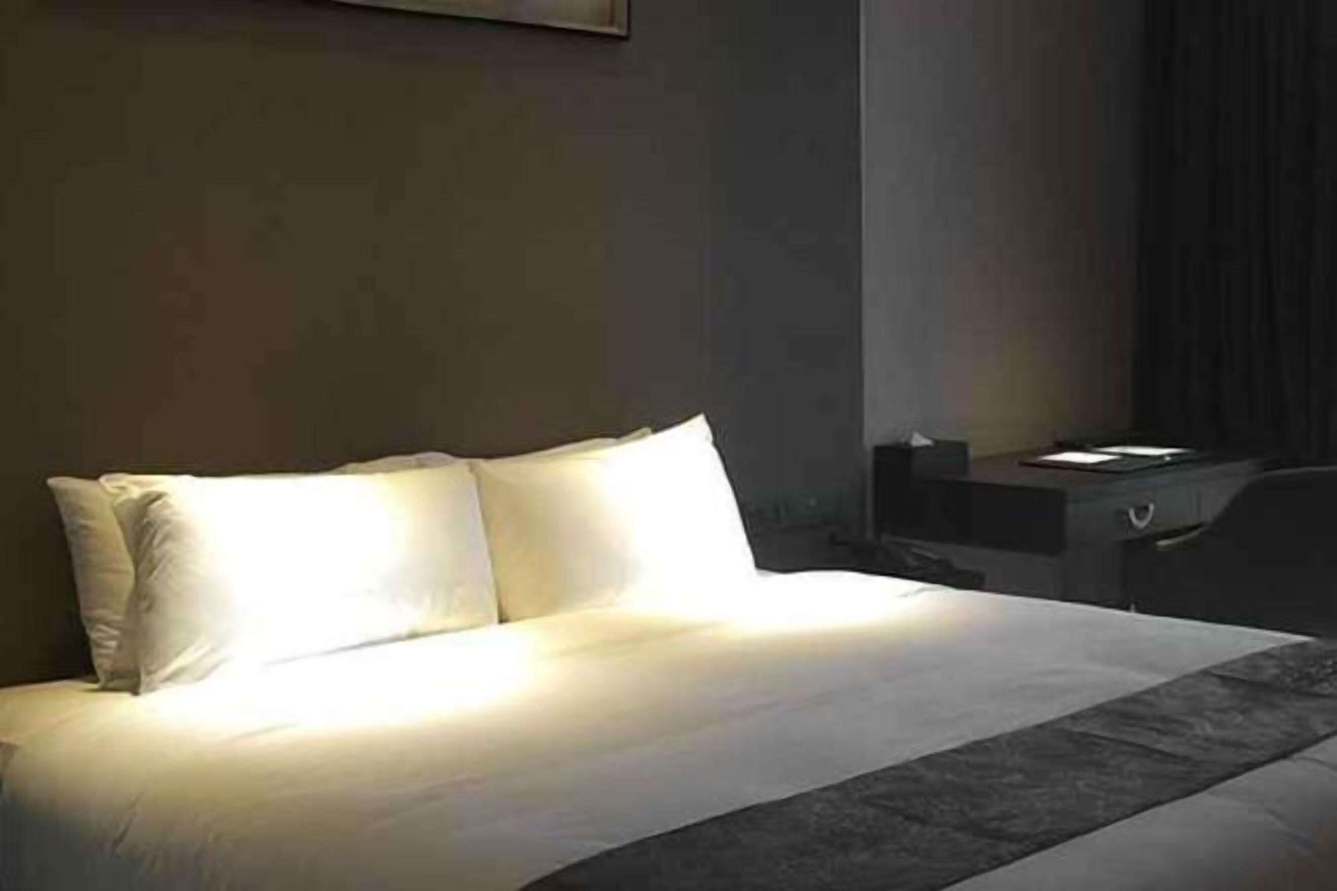 Caja fuerte, escritorio, cortinas opacas y tabla de planchar con plancha