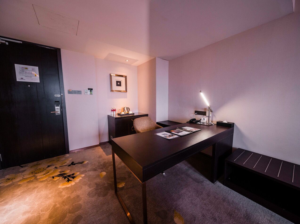executive suite | in-room safe, desk, blackout curtains, iron/ironing board