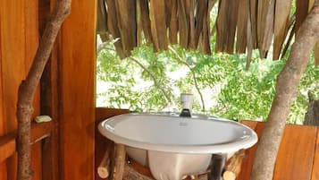 Tree House, 1 Bedroom, Mountain View, Mountainside | Bathroom | Shower, free toiletries, towels, shampoo