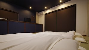 Een hotelkamer met een groot bed, een flatscreen televisie en een schuifdeurkast.